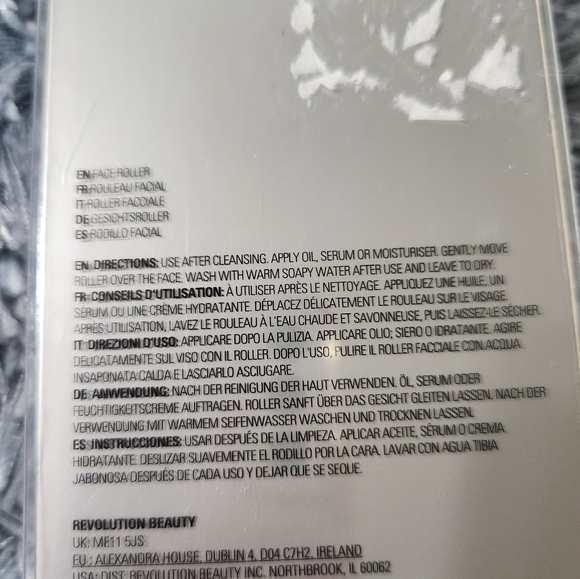 Revolution Skincare Clear Quartz Facial Roller - Picture 4 of 4